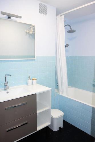 une salle de bain avec un lavabo, des toilettes et une baignoire dans l'établissement Résidence Solarium - APPARTEMENT 2 PIECES 46m2 HAUT DE STATION MAE-2921, à Huez