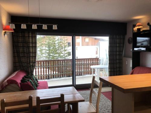 - un salon avec vue sur un balcon dans l'établissement Résidence Obiou - APPARTEMENT ALPE D'HUEZ HAUT DE STATION MAE-2911, à Huez
