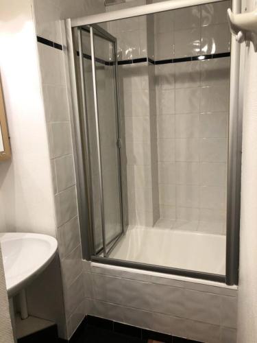 une salle de bain avec une douche, des toilettes et un lavabo dans l'établissement Résidence Obiou - APPARTEMENT ALPE D'HUEZ HAUT DE STATION MAE-2911, à Huez