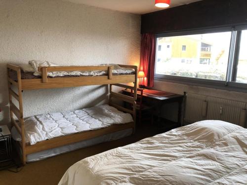 une chambre avec deux lits superposés et une fenêtre dans l'établissement Résidence Obiou - APPARTEMENT ALPE D'HUEZ HAUT DE STATION MAE-2911, à Huez