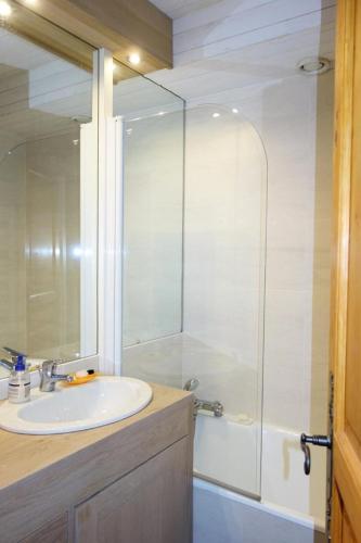 une salle de bain avec un lavabo et une douche dans l'établissement Résidence Maison De L'alpe - APPARTEMENT ALPE D'HUEZ QUARTIER VIEL ALPE MAE-2931, à Huez