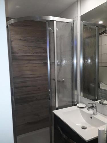 une salle de bain avec douche et lavabo dans l'établissement Résidence Cabris - APPARTEMENT 3 PIECES- ALPE D'HUEZ COGNET-PIEDS DES PISTES MAE-2951, à Huez