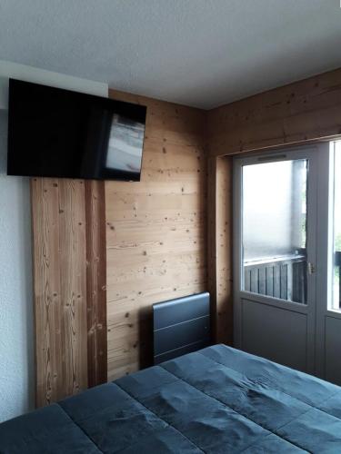- une chambre dotée d'une télévision murale à écran plat dans l'établissement Résidence Cabris - APPARTEMENT 3 PIECES- ALPE D'HUEZ COGNET-PIEDS DES PISTES MAE-2951, à Huez