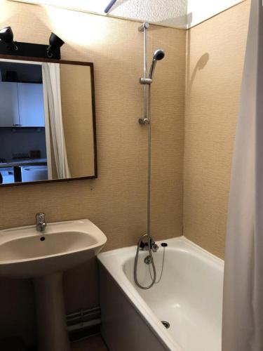 une salle de bain avec un lavabo, un miroir et une baignoire dans l'établissement Résidence Skival - APPARTEMENT ALPE D'HUEZ QUARTIER DE L'ECLOSE MAE-2961, à Huez