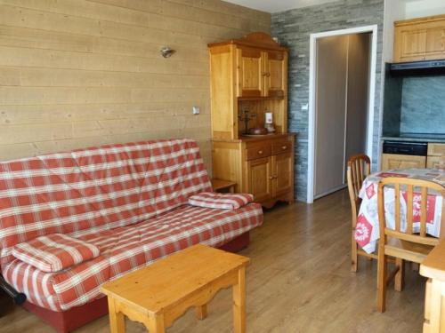 un salon avec un canapé et une table dans l'établissement Résidence Maison De L'alpe - APPARTEMENT ALPE D'HUEZ-VIEL ALPE MAE-2991, à Huez