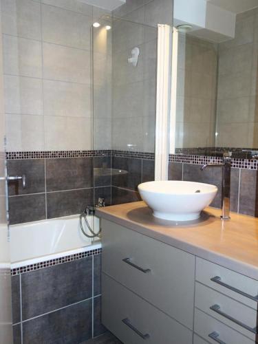 une salle de bain avec un lavabo, une douche et une baignoire dans l'établissement Résidence Maison De L'alpe - APPARTEMENT ALPE D'HUEZ-VIEL ALPE MAE-2991, à Huez