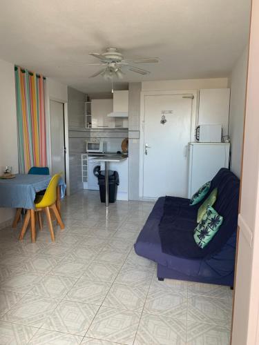 Il comprend un salon et une cuisine avec un lit et une table. dans l'établissement escapade vue sur le port, à Leucate-Plage