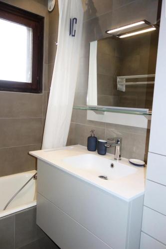 une salle de bain avec un lavabo et un miroir dans l'établissement Résidence Milady - APPARTEMENT 2 PIECE + HALL HABITABLE ALPE D'HUEZ CENTRE STATION MAE-3001, à Huez