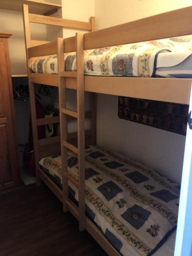 quelques lits superposés dans une chambre dans l'établissement Résidence 4 Soleils - APPARTEMENT 2 PIECES + COIN MONTAGNE-ECLOSE EST MAE-3011, à Huez