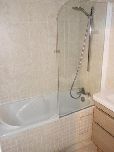 une salle de bain avec une douche, une baignoire et un lavabo dans l'établissement Chalet Alpina - APPARTEMENT ALPE D'HUEZ HAUT DE STATION MAE-3021, à Huez