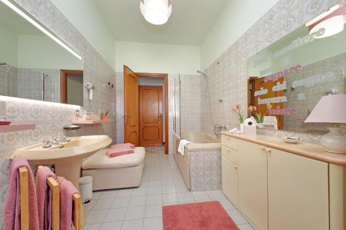a bathroom with a sink toilet and a tub at Villa Gisi Guest House in Fiumicino