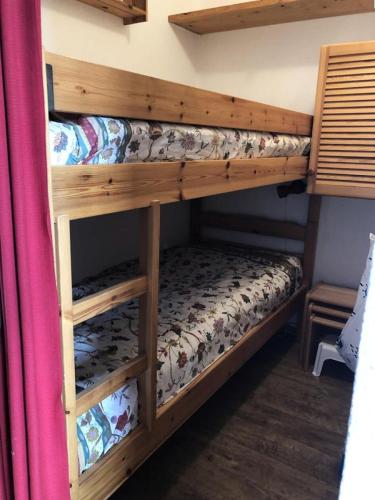 quelques lits superposés dans une chambre dans l'établissement Résidence Balcons D'huez - STUDIO ALPE D'HUEZ QUARTIER ECLOSE EST MAE-3081, à Huez