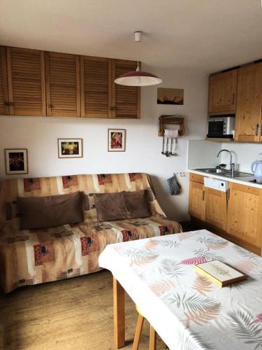 - une cuisine avec un canapé et une table dans une chambre dans l'établissement Résidence Balcons D'huez - STUDIO ALPE D'HUEZ QUARTIER ECLOSE EST MAE-3081, à Huez