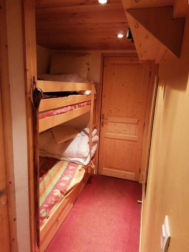 Cette petite chambre comprend 2 lits superposés et un placard. dans l'établissement Résidence Dome - APPARTEMENT ALPE D'HUEZ HAUT DE STATION/COGNET MAE-3101, à Huez