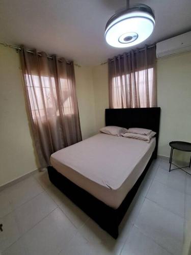 a bedroom with a bed in a room with windows at Encantador Apartamento Pequeño in Hornillo