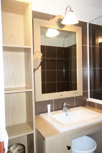 une salle de bain avec un lavabo et un miroir dans l'établissement Résidence Bergers P&v - APPARTEMENT ALPE D'HUEZ QUARTIER BERGERS MAE-3061, à Huez