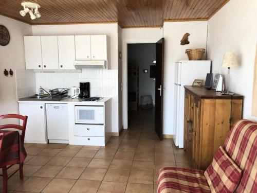une cuisine avec des armoires blanches et un réfrigérateur blanc dans l'établissement Résidence Meridien - STUDIO DE 35M2 HAUT DE STATION ALPE D'HUEZ MAE-3121, à Huez