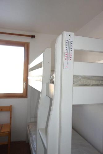 - un réfrigérateur blanc avec une porte ouverte dans la chambre dans l'établissement Résidence 2 Anges A - APPARTEMENT ALPE D'HUEZ CENTRE DE STATION MAE-3171, à Huez