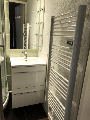 une salle de bain blanche avec un lavabo et une douche dans l'établissement Résidence Soleil D'huez - APPARTEMENT ALPE D'HUEZ QUARTIER DE L'ECLOSE EST MAE-3191, à Huez