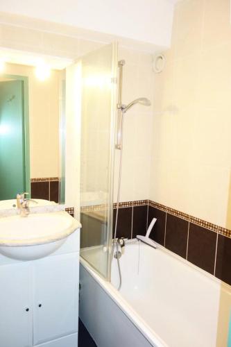 une salle de bain avec un lavabo, une douche et une baignoire dans l'établissement Résidence Balcons D'huez - APPARTEMENT ALPE D'HUEZ QUARTIER ECLOSE MAE-3221, à Huez