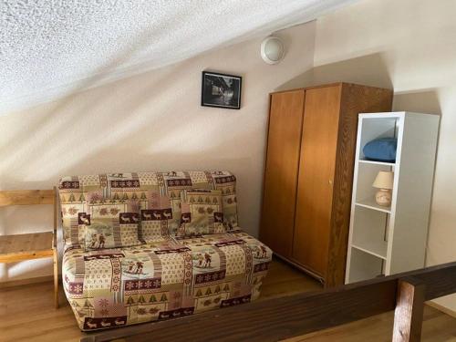 - une chambre avec un lit et une commode dans l'établissement Résidence Balcons D'huez - APPARTEMENT ALPE D'HUEZ QUARTIER ECLOSE MAE-3221, à Huez