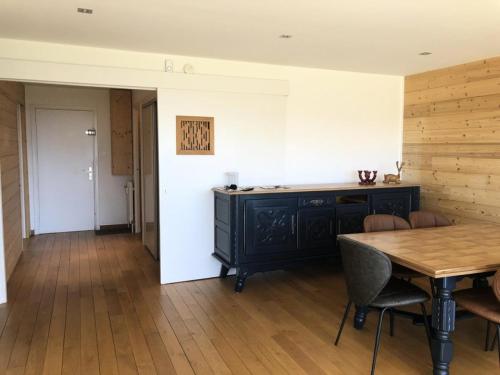 d'une salle à manger avec une table et du parquet. dans l'établissement Résidence Horizon - Appartement 3 Pièces QUARTIER BERGERS-PIEDS DES PISTES-DEPART ESF MAE-3231, à Huez
