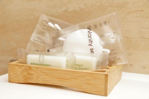 a wooden box filled with differentiatesiatesiatesiatesiatesiatesktop at Villa Gisi Guest House in Fiumicino