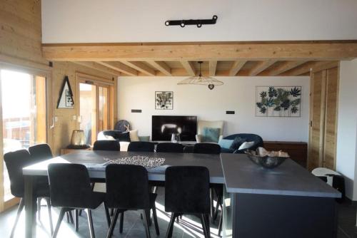un salon avec une table, des chaises et un canapé dans l'établissement Résidence Res.de L'alpe - DUPLEX DE 130M2 CENTRE STATION MAE-3241, à Huez
