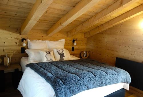 une chambre avec un lit dans une pièce en bois dans l'établissement Résidence Res.de L'alpe - DUPLEX DE 130M2 CENTRE STATION MAE-3241, à Huez