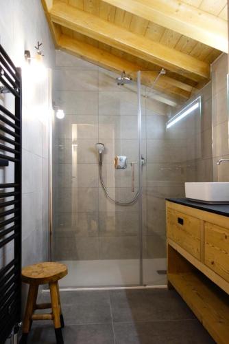une salle de bain avec une douche avec une porte vitrée dans l'établissement Résidence Res.de L'alpe - DUPLEX DE 130M2 CENTRE STATION MAE-3241, à Huez
