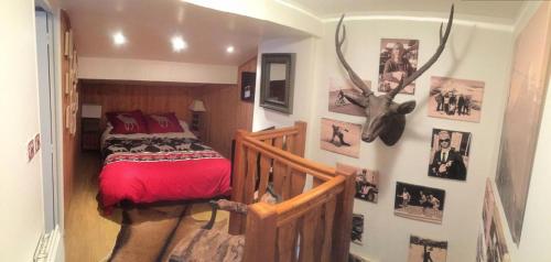 une chambre avec un lit et des tableaux au mur dans l'établissement Résidence Val D'ys - Appartement 3 pièces Centre Station MAE-3211, à Huez