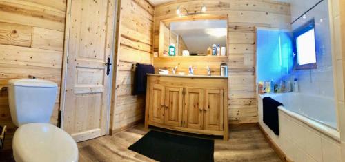 une salle de bain avec toilettes, lavabo et baignoire dans l'établissement Résidence Val D'ys - Appartement 3 pièces Centre Station MAE-3211, à Huez