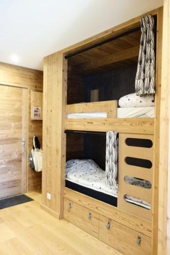 - un lit superposé en bois avec 2 lits superposés dans l'établissement Résidence Menandiere - APPARTEMENT ALPE D'HUEZ CENTRE STATION MAE-3251, à Huez