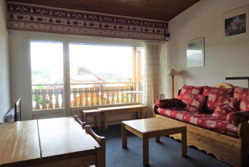 un salon avec un canapé et une table dans l'établissement Résidence Bragelonne - APPARTEMENT 2 PIECES + hall habitable- ALPE D'HUEZ CENTRE STATION MAE-3271, à Huez