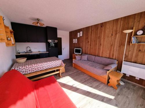 un salon avec un canapé et une cuisine dans l'établissement Résidence Richelieu - APPARTEMENT ALPE D'HUEZ RUE DU MAQUIS DE L'OISANS MAE-3321, à Huez