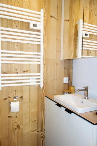 une salle de bain avec un lavabo et un miroir dans l'établissement Résidence Vanessa - APPARTEMENT 3 PIECES + coin montagne HAUT COGNET MAE-3391, à Huez