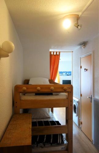 une petite chambre avec un lit superposé avec une fenêtre dans l'établissement Résidence Grand Sud - 2 PIECES + HALL HABITABLE-ALPE D'HUEZ ECLOSE EST MAE-3351, à Huez
