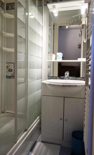une salle de bain avec un lavabo et un miroir dans l'établissement Résidence Grand Sud - 2 PIECES + HALL HABITABLE-ALPE D'HUEZ ECLOSE EST MAE-3351, à Huez