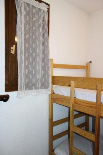 une chambre avec deux lits superposés et une fenêtre dans l'établissement Résidence Solaires - Duplex 4 pièces -ECLOSE OUEST MAE-3361, à Huez