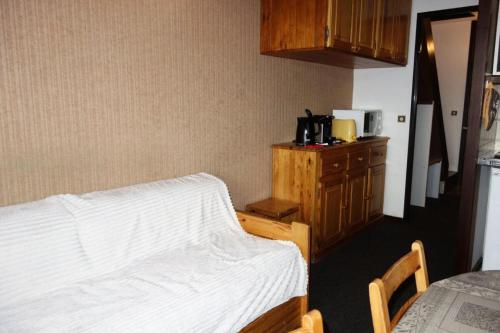 une chambre d'hôtel avec un lit et un four micro-ondes dans l'établissement Résidence Solaires - Duplex 4 pièces -ECLOSE OUEST MAE-3361, à Huez