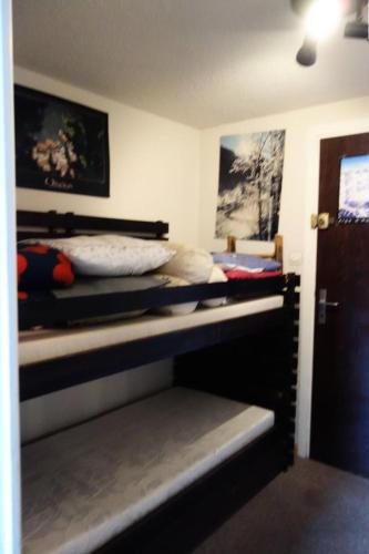 une chambre avec deux lits superposés dans une pièce dans l'établissement Résidence Edelweiss - Studio + Hall Habitable de 25m² Quartier du Viel ALPE- MAE-3401, à Huez