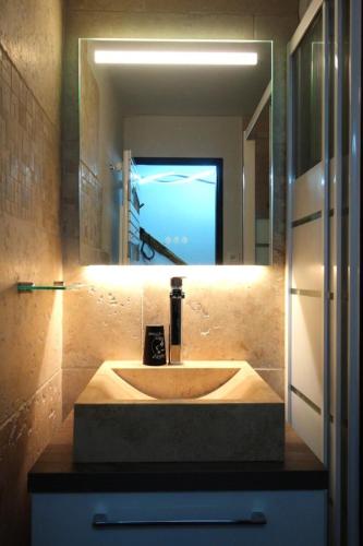 une salle de bain avec un lavabo et un miroir dans l'établissement Résidence Ecrin D 'huez - APPARTEMENT ALPE D'HUEZ DANS QUARTIER BERGERS MAE-3431, à Huez