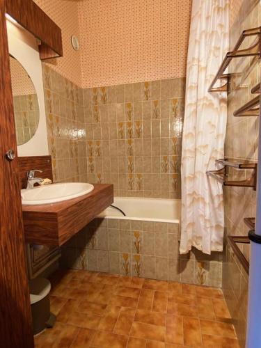 une salle de bain avec un lavabo et une baignoire dans l'établissement Résidence Milady - STUDIO + HALL HABITABLE ALPE D'HUEZ CENTRE STATION MAE-3451, à Huez