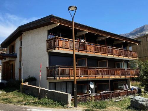 un bâtiment avec un balcon. dans l'établissement Résidence Milady - STUDIO + HALL HABITABLE ALPE D'HUEZ CENTRE STATION MAE-3451, à Huez