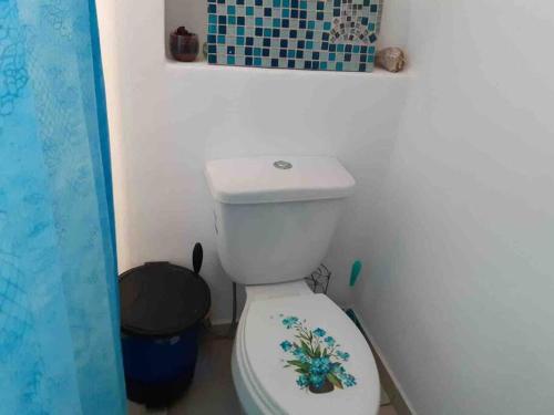a bathroom with a toilet with a flower sticker on it at Departamento en Nuevo Altata in Isla de Redo