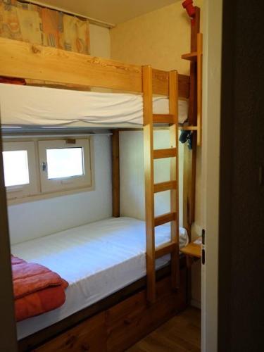 une chambre avec deux lits superposés et une échelle dans l'établissement Résidence Saint Bernard - APPARTEMENT ALPE D'HUEZ QUARTIER CENTRE STATION MAE-3471, à Huez