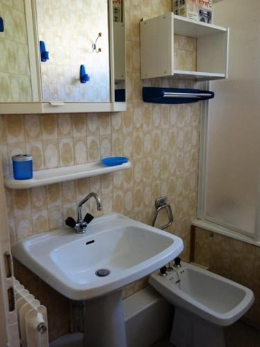 une salle de bain avec un lavabo et des toilettes dans l'établissement Résidence Saint Bernard - APPARTEMENT ALPE D'HUEZ QUARTIER CENTRE STATION MAE-3471, à Huez