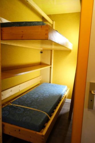- un lit superposé avec un matelas sur l'étagère inférieure dans l'établissement Résidence Musardiere - APPARTEMENT ALPE D'HUEZ CENTRE STATION MAE-3491, à Huez