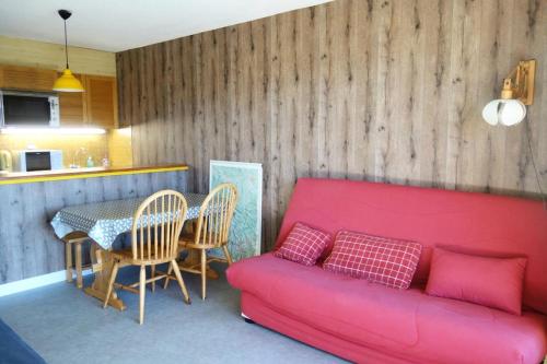un salon avec un canapé rouge et une table dans l'établissement Résidence Musardiere - APPARTEMENT ALPE D'HUEZ CENTRE STATION MAE-3491, à Huez