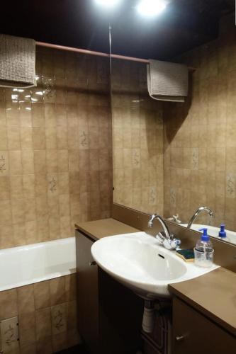une salle de bain avec un lavabo et une baignoire dans l'établissement Résidence Musardiere - APPARTEMENT ALPE D'HUEZ CENTRE STATION MAE-3491, à Huez